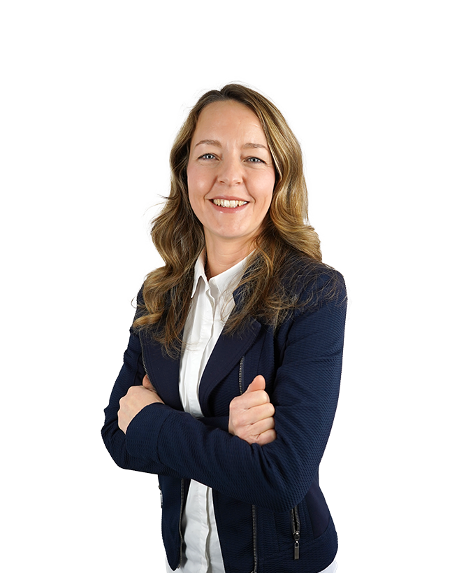 Katja Kremer schaut mit verschränkten Armen in die Kamera