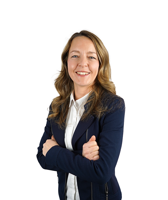 Katja Kremer schaut mit verschränkten Armen in die Kamera
