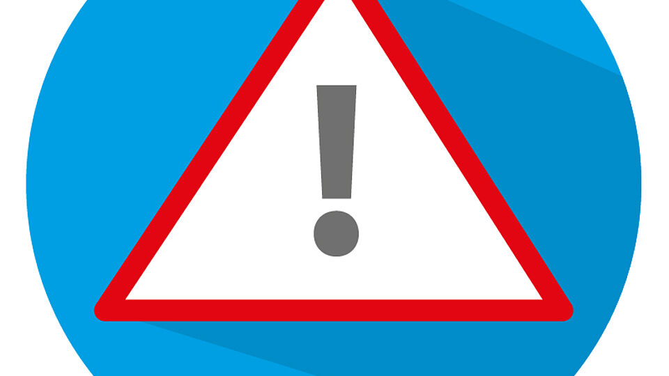 Ausrufezeischen-Schild Icon auf blauem Hintergrund
