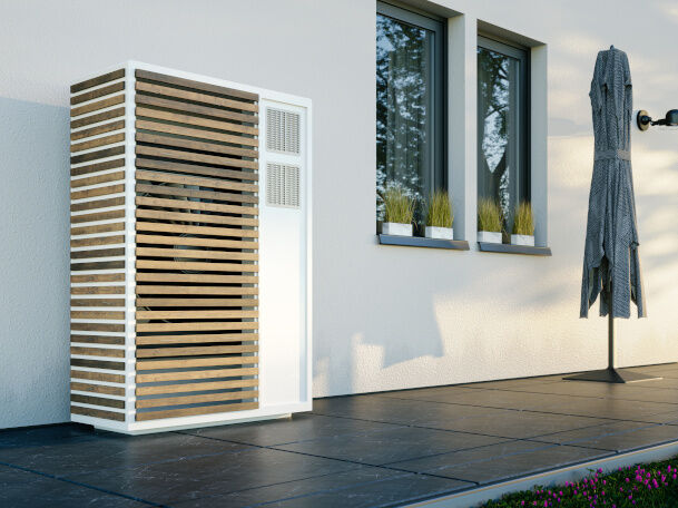 Wärmepumpe auf der Terrasse Wärmepumpe auf der Terrasse eines Hauses