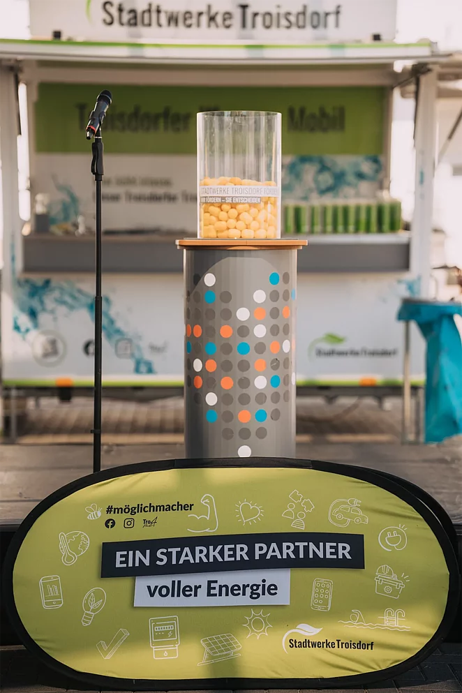 Podium mit Förder.Eiern und Mikrofonständer vor dem Wasserwagen 