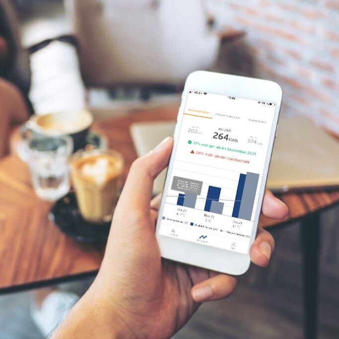 Handy in der Hand mit der KWh Tracker App 
