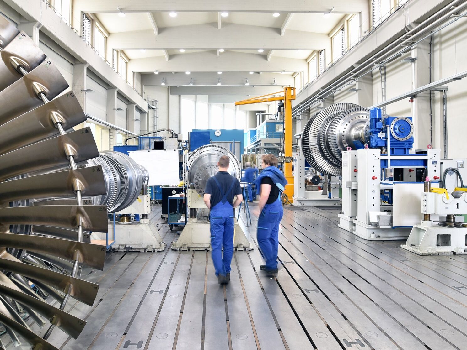 Industrie Produktionshalle Zwei Arbeiter in der Industrie Produktionshalle