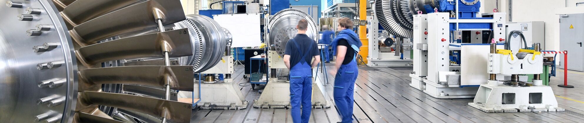 Zwei Arbeiter in der Industrie Produktionshalle