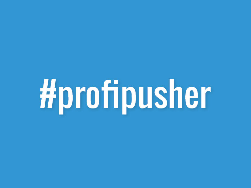 Blauer Hintergrund mit Hashtag Schriftzug #profipusher auf blauen Hintergrund