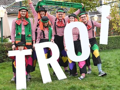 Mitarbeiter als Clowns verkleidet Clowns mit Schriftzug Troi
