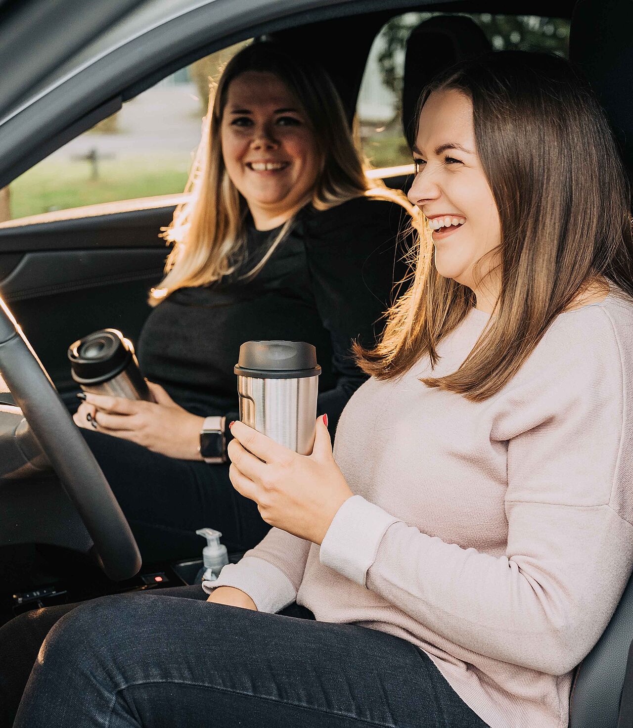 Zwei Frauen in einem Auto Zwei Frauen lachen in einem Auto