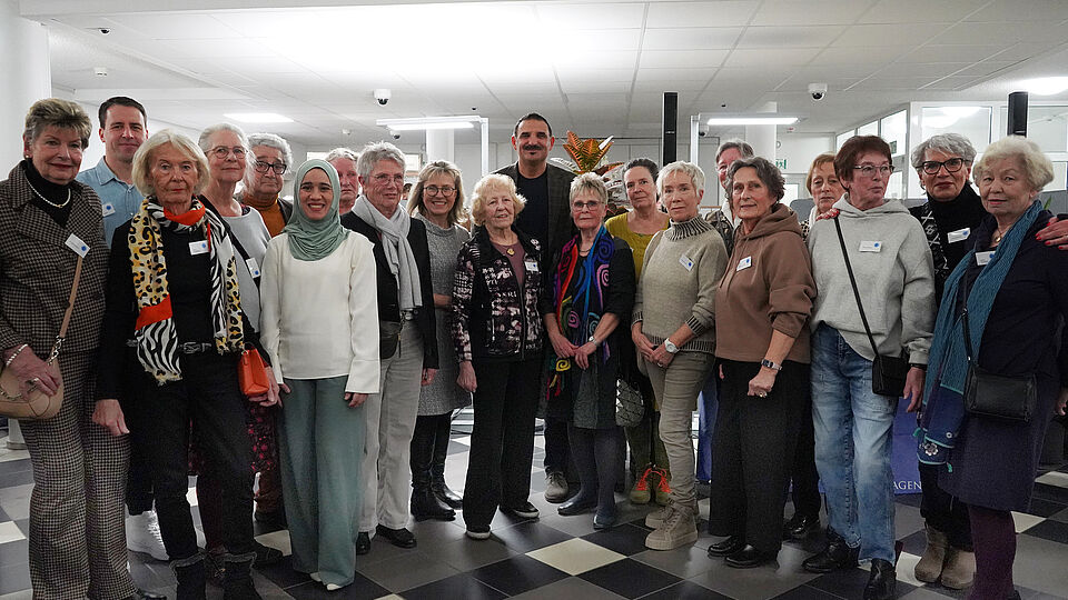 Gruppenbild der Künstlerinnen und Künstler mit Stadtwerke-Geschäftsführerin Andrea Vogt und dem stellvertretenden Bürgermeister Erkan Zorlu 