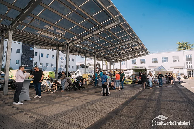 Viele Menschen stehen auf dem Stadtwerke-Gelände