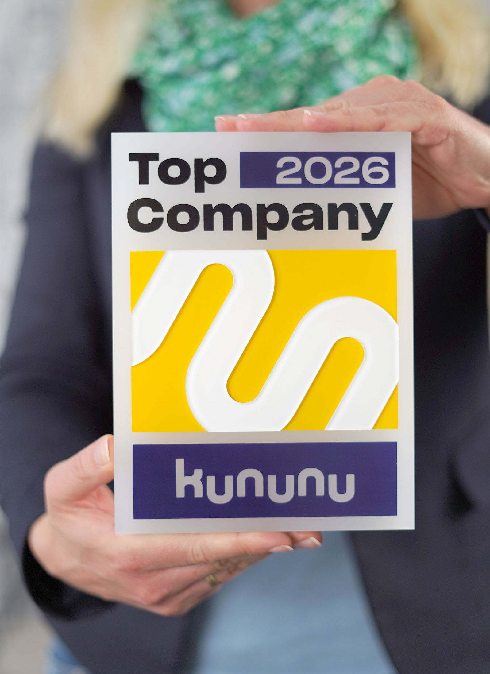 Eine Person zeigt das Siegel 2026