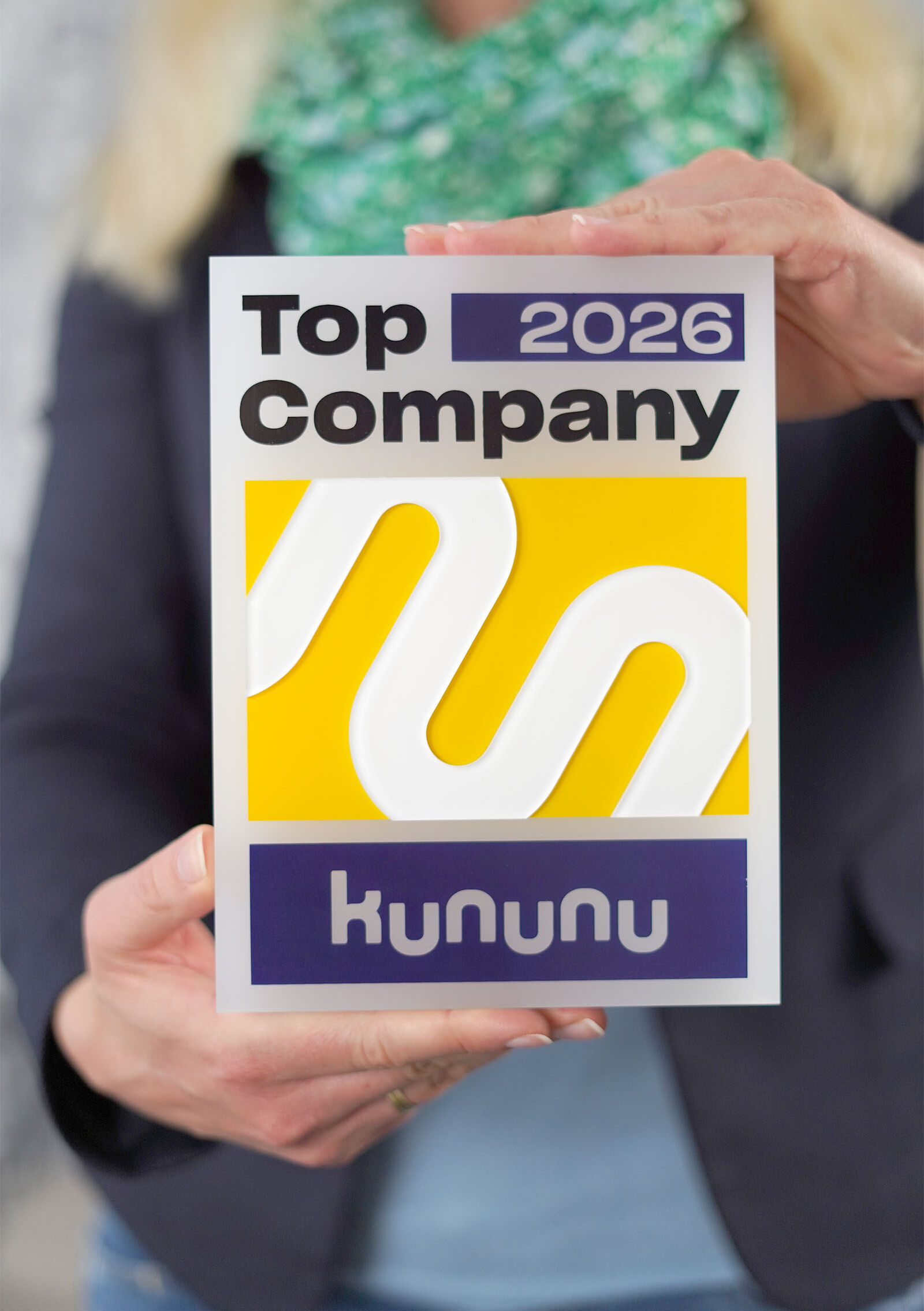 Eine Person zeigt das Siegel 2026