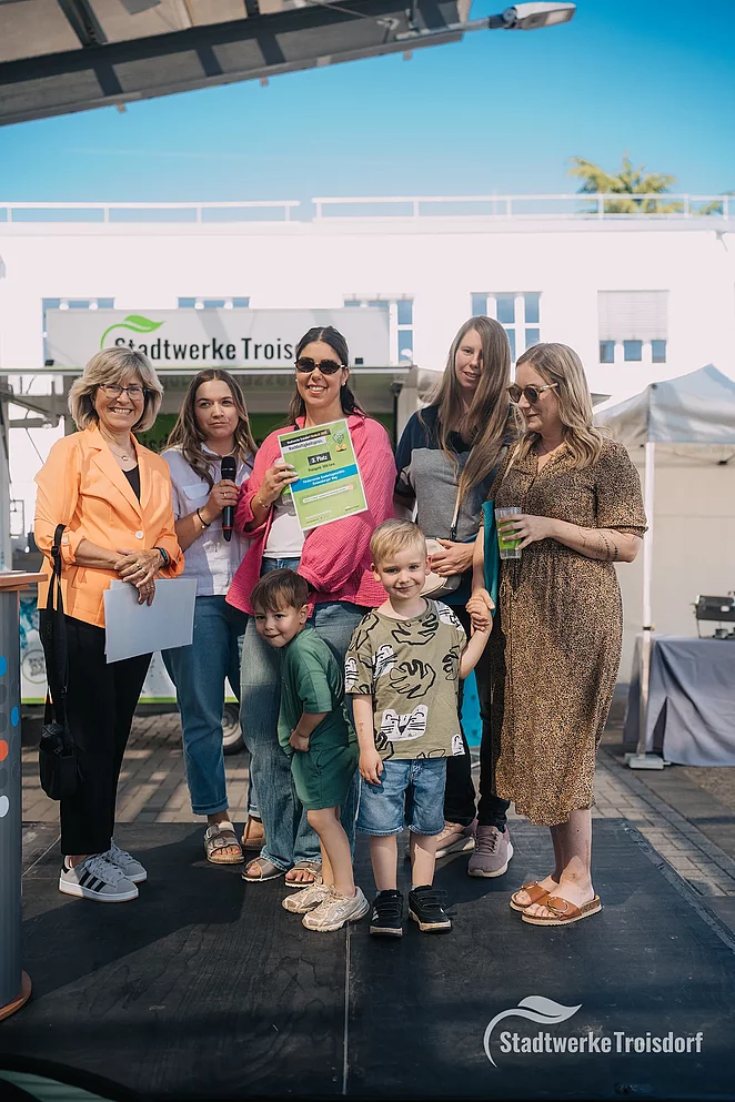 Stadtwerke Mitarbeiterinnen, Frauen und Kinder bei Siegerehrung