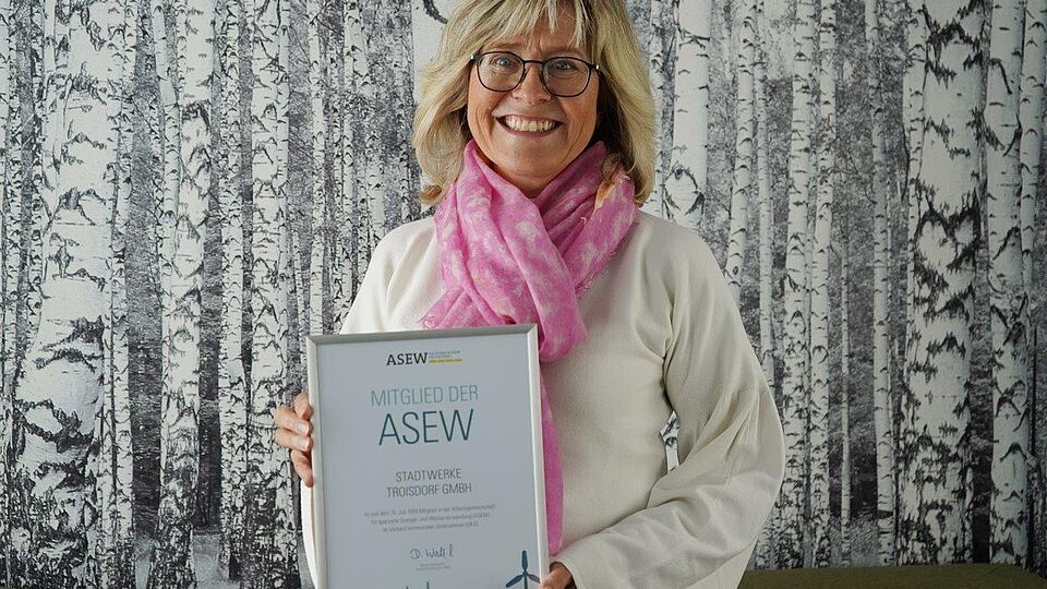 Geschäftsführerin Andrea Vogt präsentiert 30 Jahre ASEW Urkunde