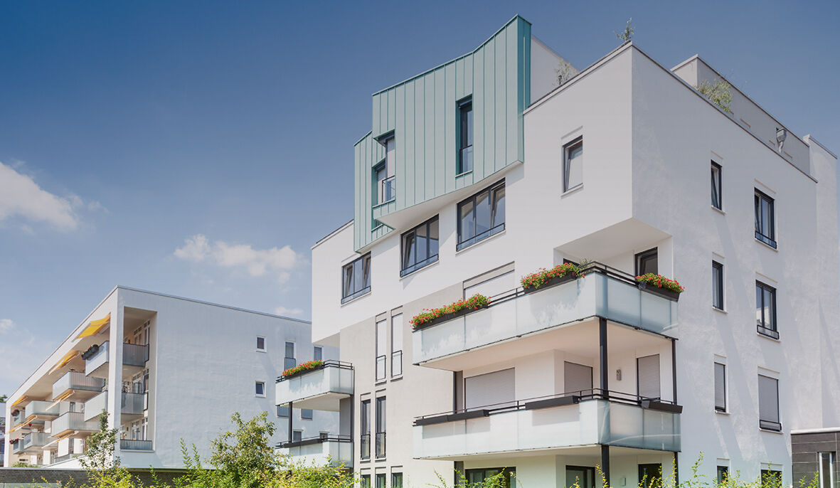 helles Mehrfamilienhaus mit mehreren Balkonen