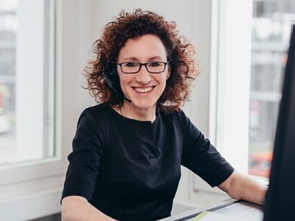 Servicemitarbeiterin im Büro 