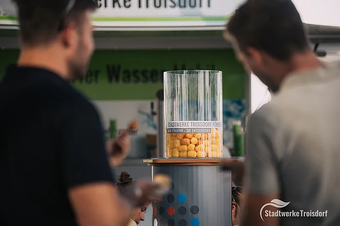 Zwei Männer stehen vor dem Förder.Ei-Behälter