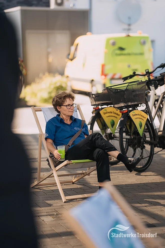 Frau entspannt im Liegestuhl