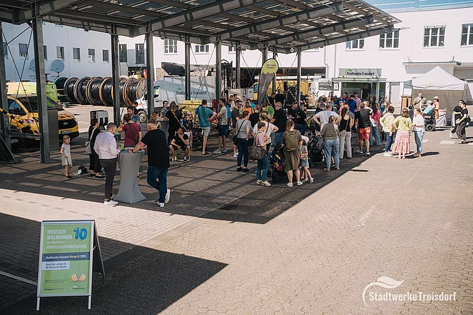 Viele Menschen stehen vor dem Wasserwagen