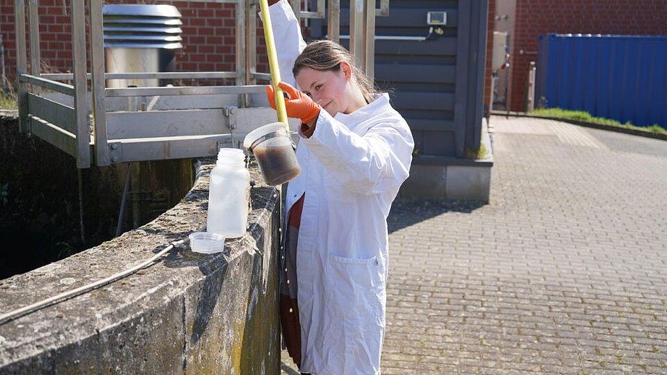 Eine Schülerin füllt auf der Kläranlage Müllekoven Schmutzwasser zur Laboruntersuchung ab 