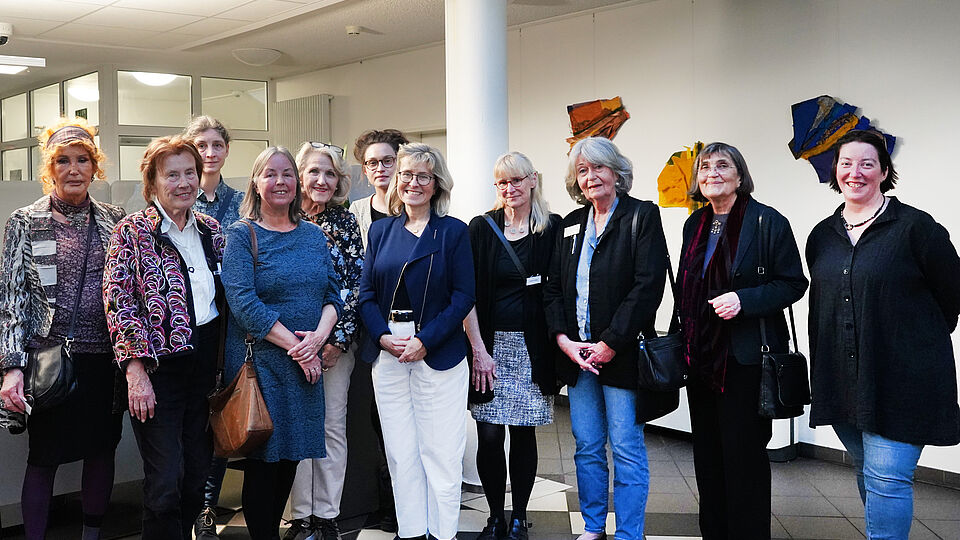 Gruppenbild von GEDOK-Künstlerinnen mit Stadtwerke-Geschäftsführerin Andrea Vogt