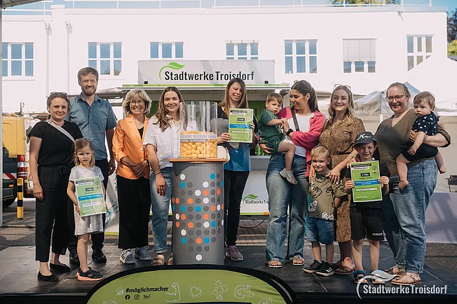 Viele Menschen stehen auf dem Förder.Ei-Podium
