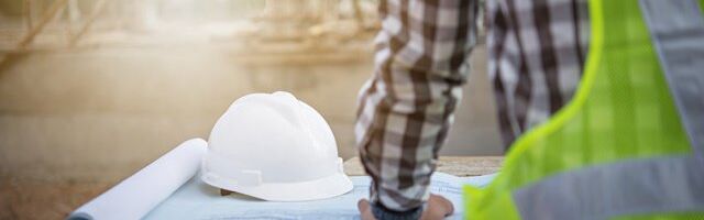 Mitarbeiter mit einer Warnweste an einer Baustelle 