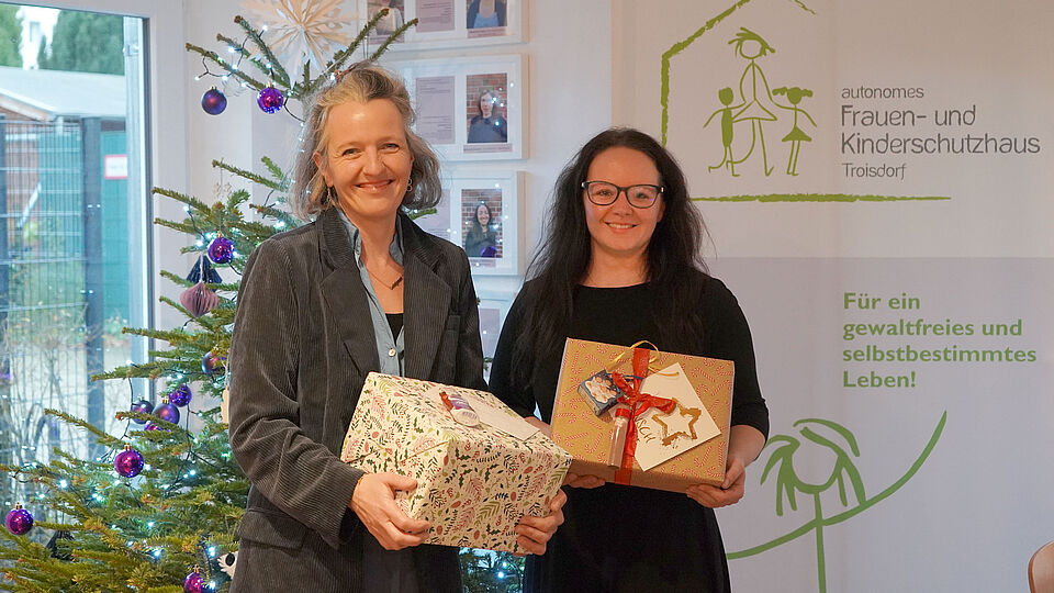 Marion Spiekermann vom autonomen Frauen- und Kinderschutzhaus Troisdorf und Sarah Peters von den Stadtwerken Troisdorf bei der Geschenkeübergabe