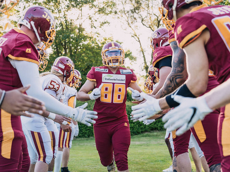 Die Footballer von den Troisdorf Jets laufen ein