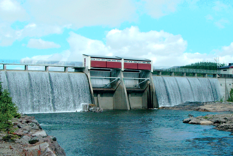 Wasserkraftwerk Hemsil mit Wasserfall
