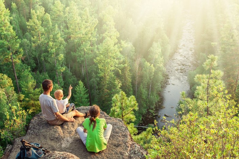 Familie in Natur Zwei Personen sitzen auf einem Felsvorsprung in der Natur