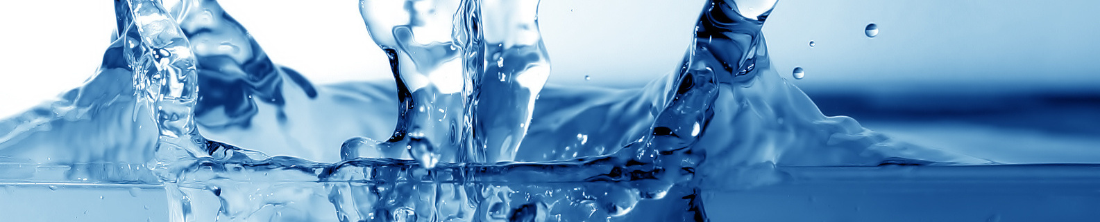 Wasser trifft auf eine Oberfläche 