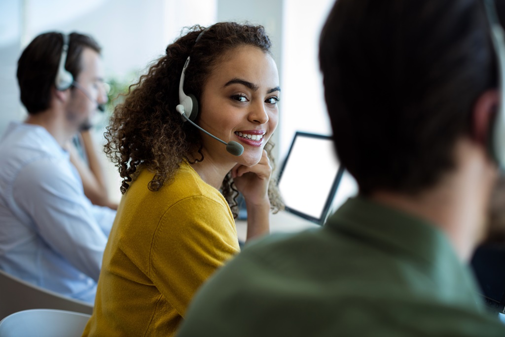Servicemitarbeiterin mit Headset
