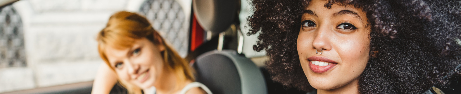 Zwei Frauen in einem Auto 
