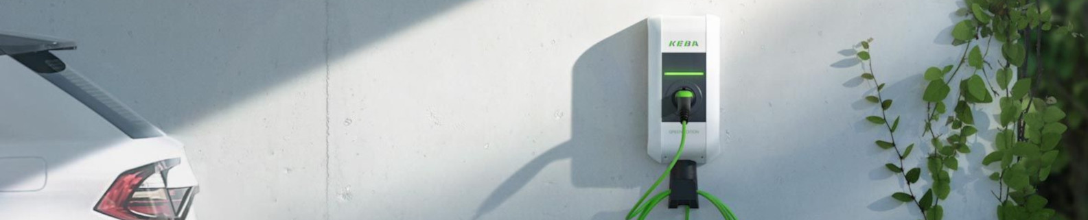 Auto wird Zuhause mit einer Wallbox geladen 