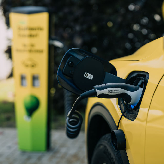 E-Auto der Stadtwerke Troisdorf wird an einer Ladestation beladen 