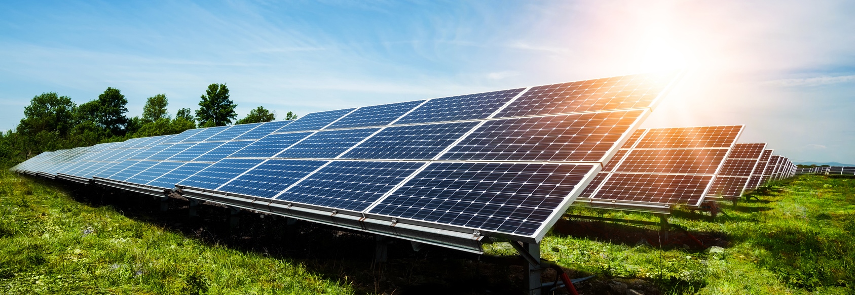 Solar-Anlage auf grüner Wiese Header