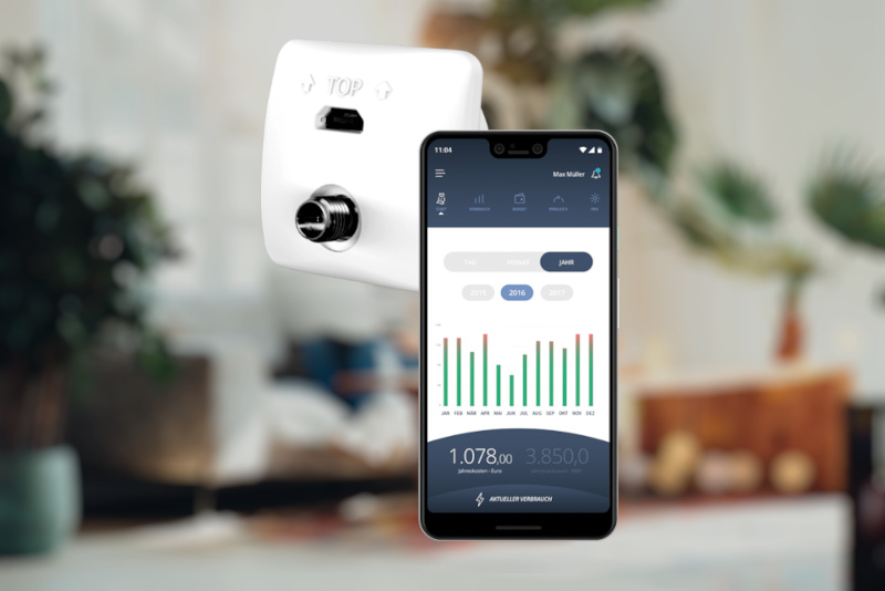 Handy mit Powerfox vor Wohnzimmer