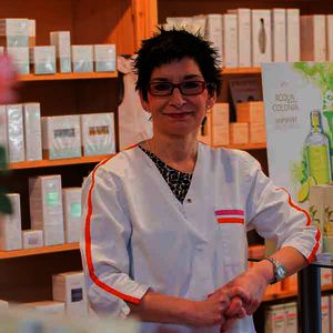 Frau im Job Mitarbeiterin Foto-Parfümerie Schäfer