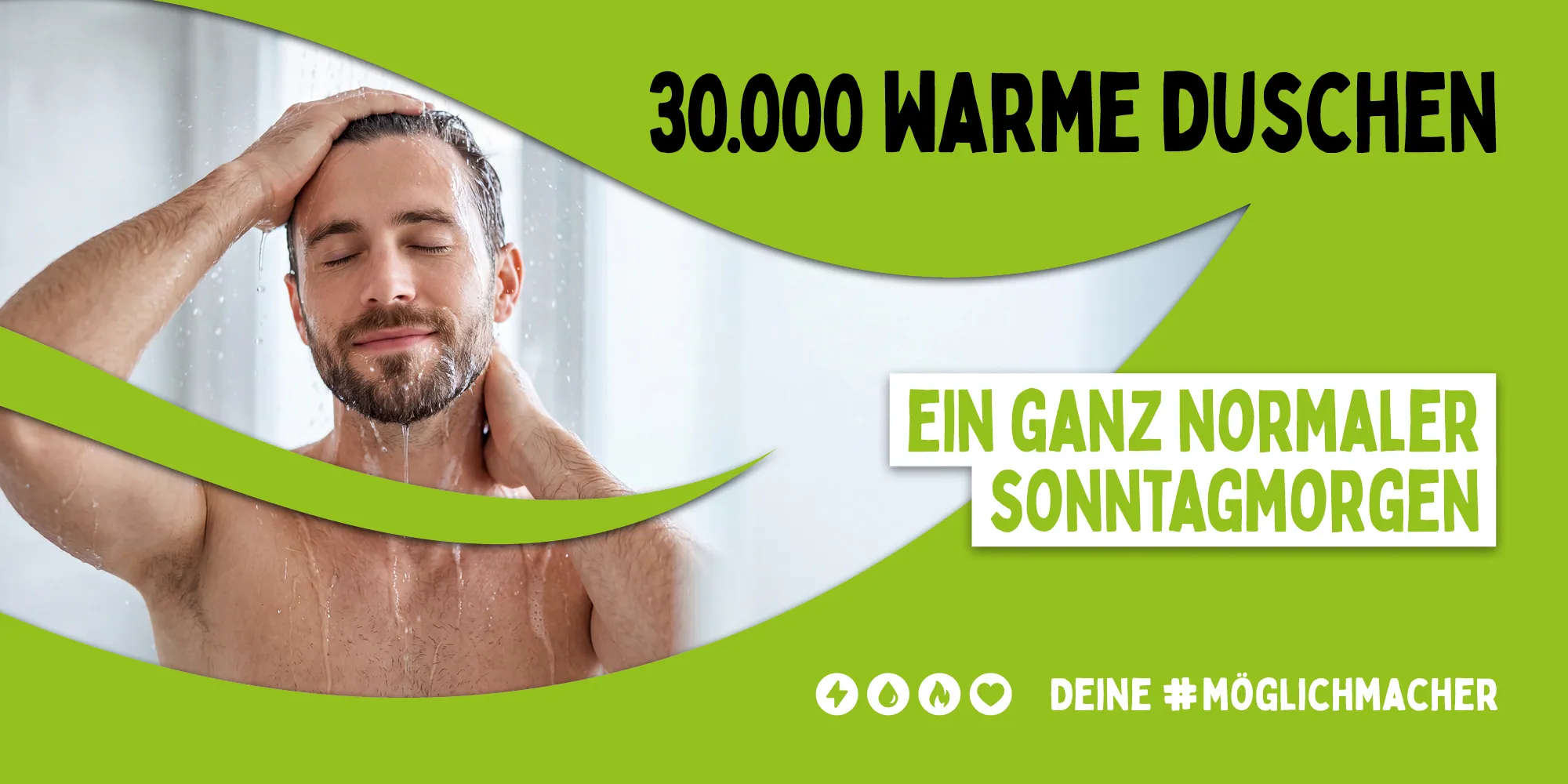 Ein Mann steht unter der Dusche und schäumt sich den Kopf ein