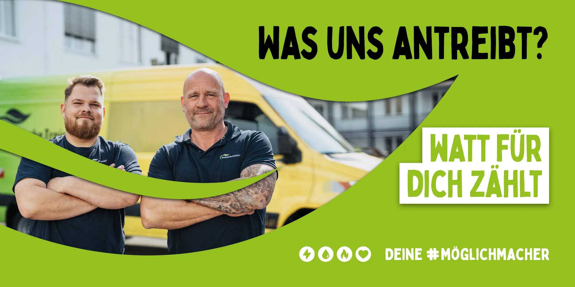 Zwei Männer stehen mit verschränkten Armen nebeneinander und lachen in die Kamera