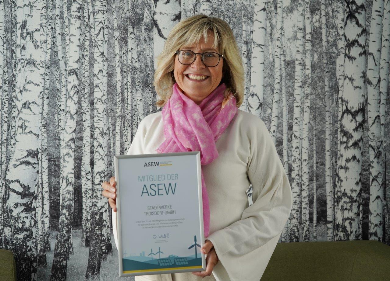 Andre Vogt 30 Jahre ASEW Geschäftsführerin Andrea Vogt präsentiert 30 Jahre ASEW Urkunde