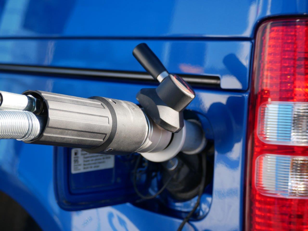blaues Erdgasfahrzeug mit Tankstutzen