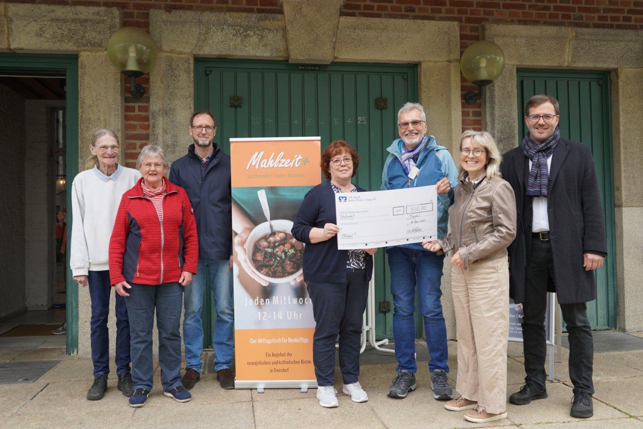 Gruppenfoto: Stadtwerke-Geschäftsführerin Andrea Vogt übergibt symbolischen Spendencheck an Projektinitiatoren Klaus Ersfeld und Michael Lunkenheimer sowie ehrenamtlichen Helfern.
