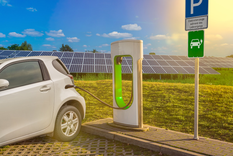 E-Auto lädt mit Solarenergie E-Auto wird mit Solarenergie geladen