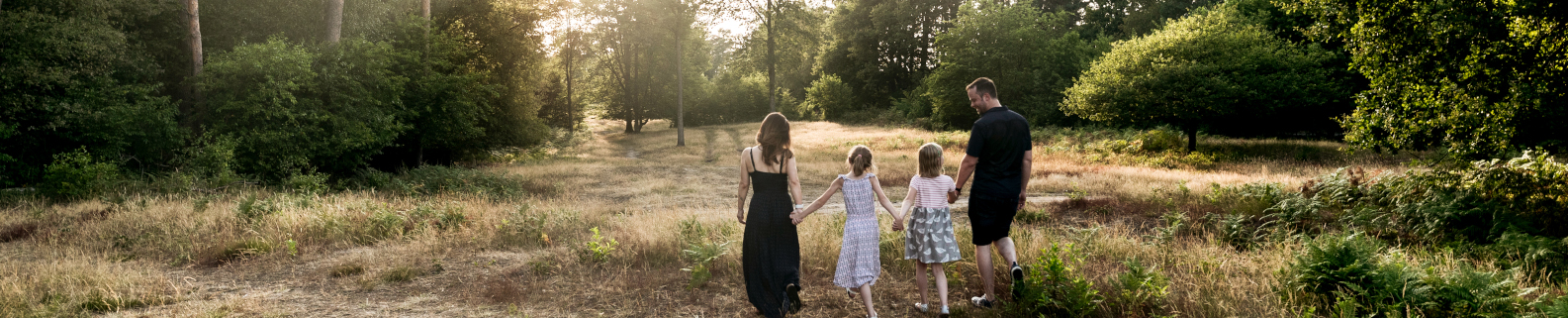 Familie im Wald spazieren 