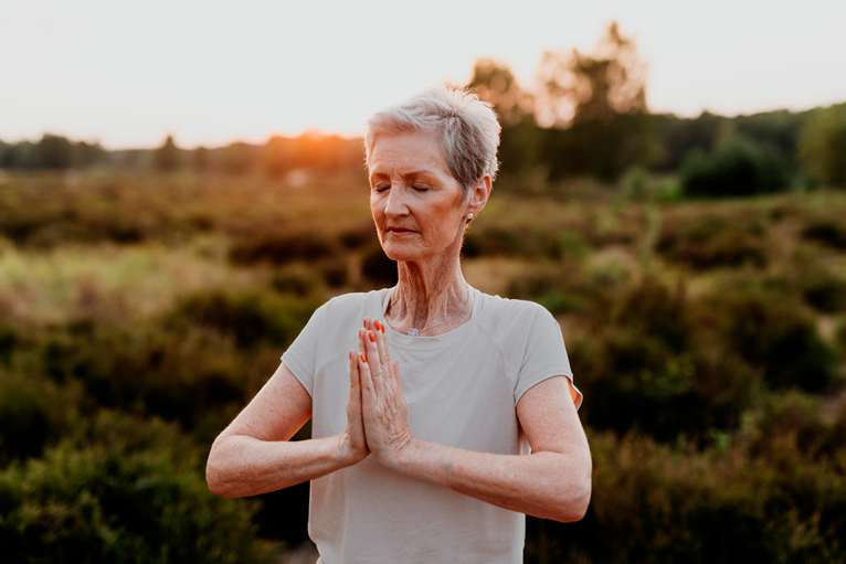 Frau in der Natur Frau in der Natur macht Yoga