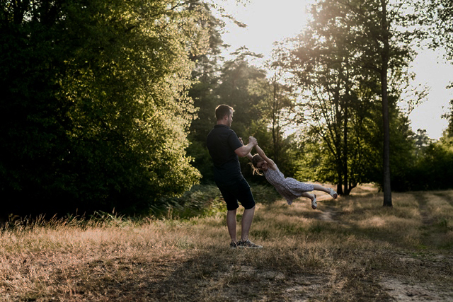 Papa spielt mit Tochter im Wald 
