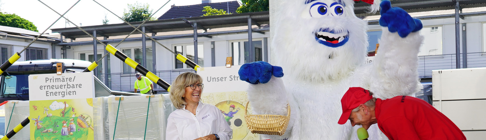 Geschäftsführung mit Jeti Maskottchen 