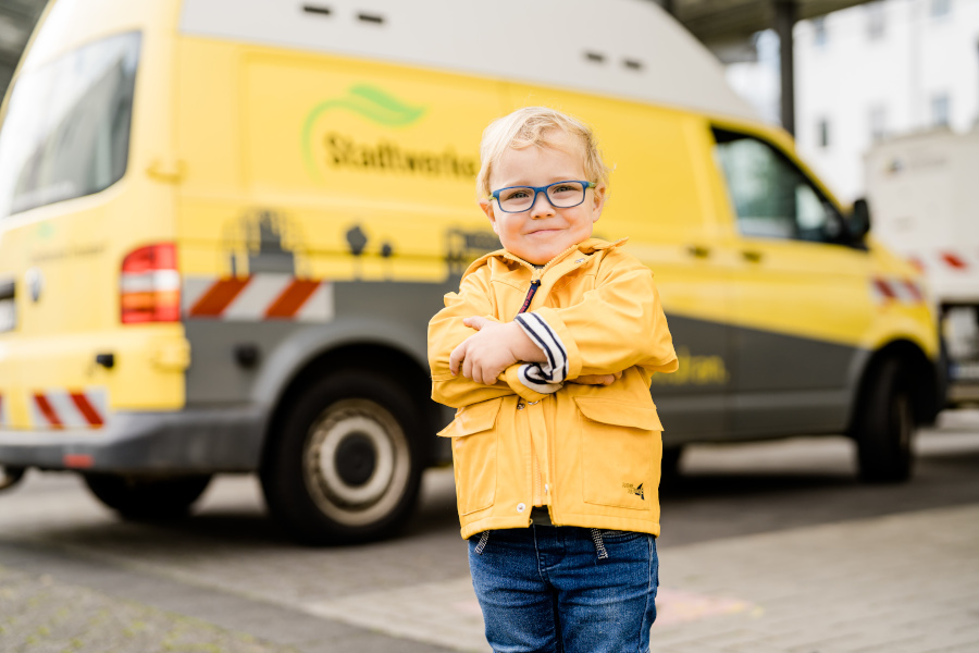 Kind vor einem Transporter Kind steht vor einem Transporter der Stadtwerke Troisdorf